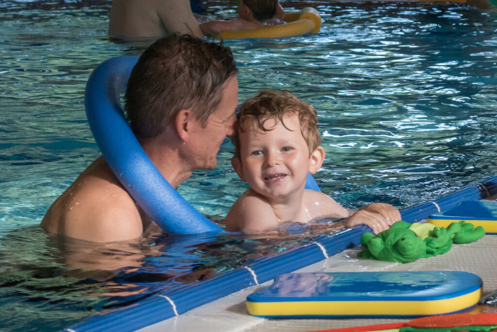 Erwachsenen-Kind Schwimm Kurse buchen